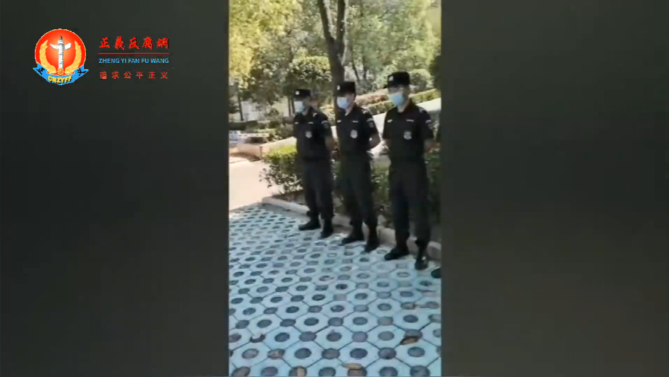 湖北省委巡视组到潜江市，访民求见遭大批公安局警察、特警拦堵在外面不让会见.png