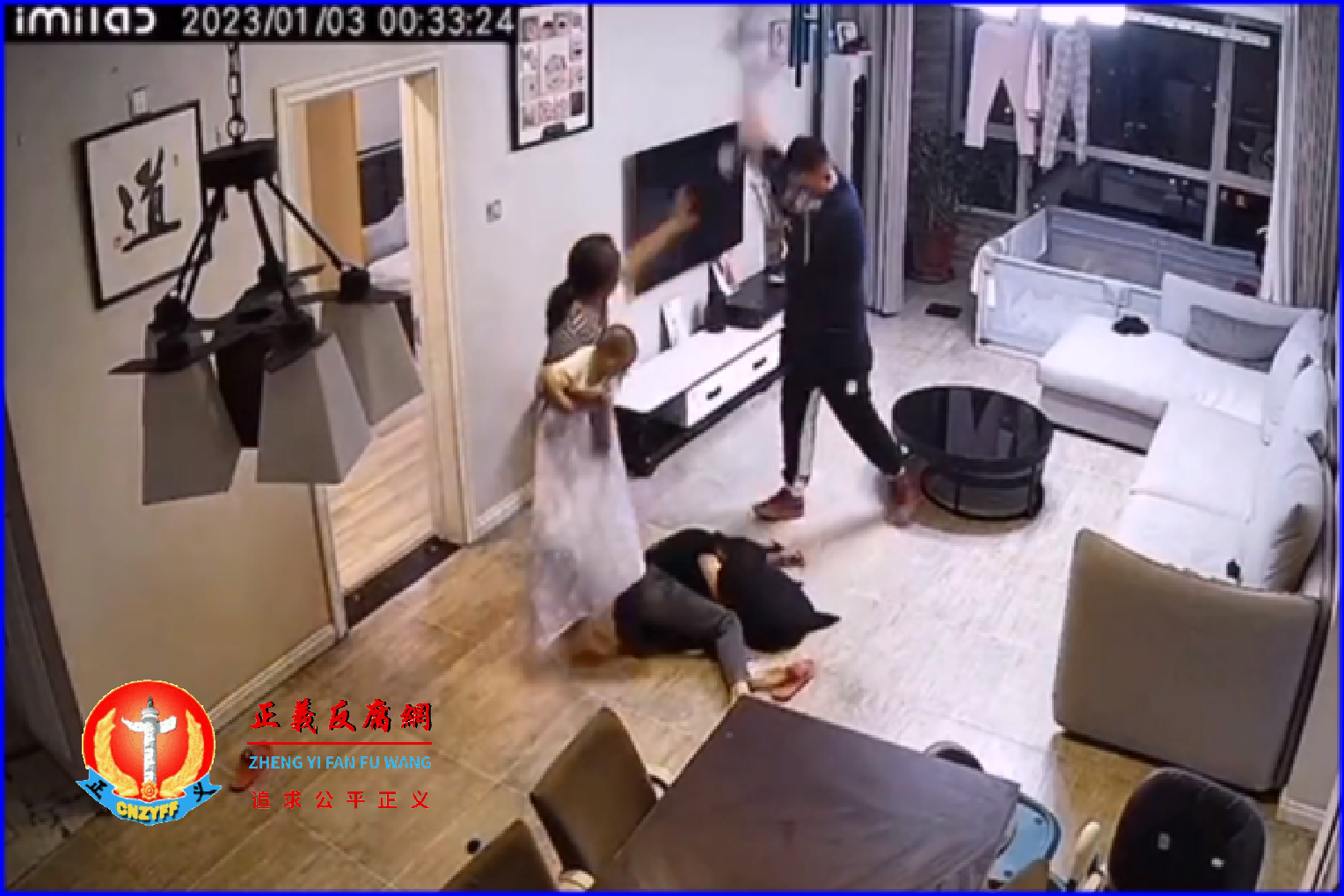 唐山一名黑衣男子暴力殴打哺乳期女子，引发众怒。.png