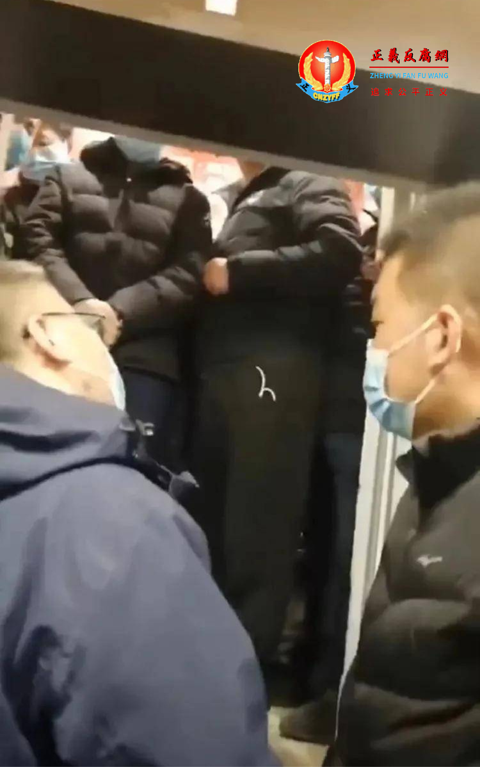 北京市住建委领导被卡在电梯里.png