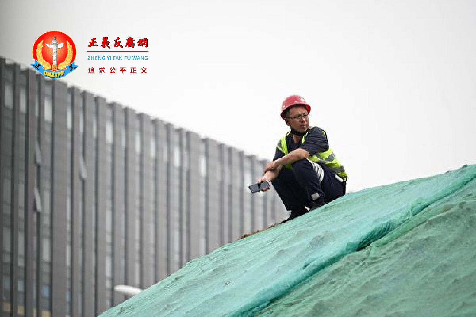 2022年4月21日，一名工人坐在北京的一个建筑工地上。.png