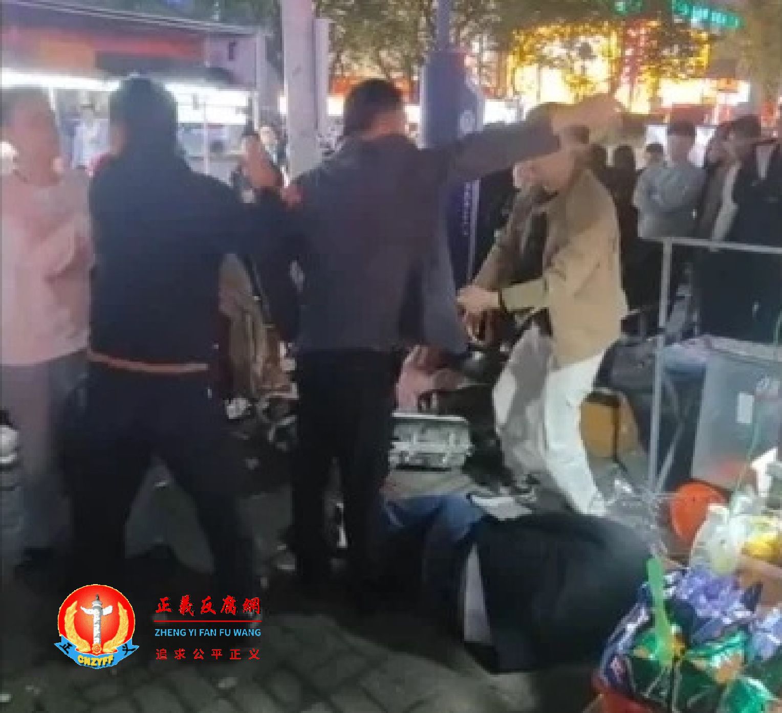 河南郑州两男子骚扰10岁女孩，多人殴打女孩父亲。.png